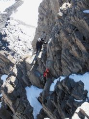 Neve residua nei posti in ombra all'inizio della salita