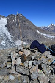 ometto in cima (si vede la scatola contenente il libro di vetta)