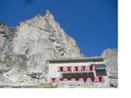 Il Rifugio con la sua altera Guglia alle spalle.