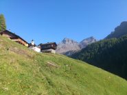 meteo in discesa a Cuneaz, Gran Cima al centro della foto e mont Perrin a dx
