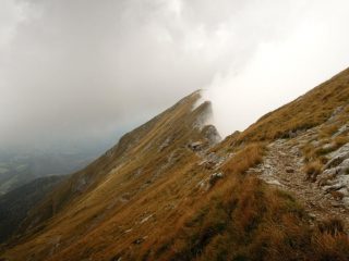 Incrocio della Traversata alta con quella bassa al Bivacco Merlini