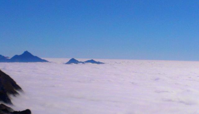 Dalla Torre di Pontonnet, mare di nubi verso la pianura