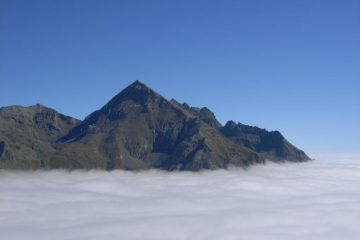 La piramide della Sule' sopra le nubi