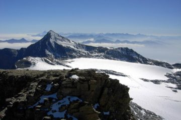 Panorama dalla cima verso il salto roccioso dell'anticima e l'elegante prospettiva sulla piramide del Roccia