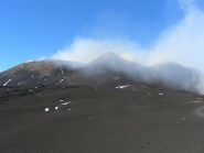 L'edificio sommitale dell'Etna (la cima raggiunta e' la piu' a sinistra). In basso a destra e' il campo avanzato dove arrivano i bus navetta.