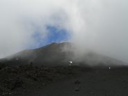 La torre del Filosofo compare tra le nebbie 