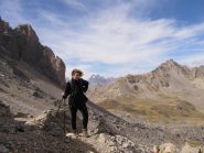 Francesca sul sentiero vers.  nord, in basso il Col Buffère