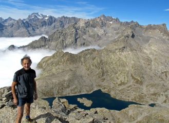 Vista su Grampa e Apostoli,in basso il lago di Motta