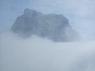 il Pelmo emerge dalla nebbia