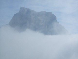 il Pelmo emerge dalla nebbia