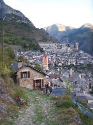 il sentiero che sale subito ripido da tende