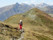 prato sommitale, sullo sfondo le cime orientali delle Liguri, dal Pizzo di Ormea al Mongioie