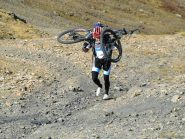 Breve portage in vista del Colle del Pis