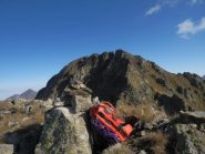 la vetta; sullo sfondo la Punta(o Cima) Ciamberline