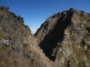 in discesa dalla vetta verso la Forcella Ciamberline, a dx la Punta Ciamberline