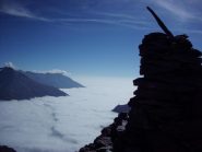 Ometto della cima e mare di nubi verso la pianura