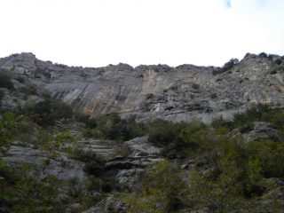 La parete come la si scorge dalla fine del sentiero...