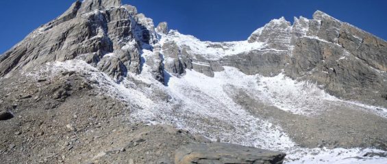raggiunto il circo superiore, la neve verglassata  mi impedisce il proseguimento  verso il colletto fra le due punte...