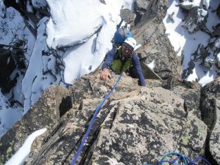 sul torrione centrale tra la cima e l'anticima