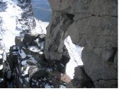 Il caratteristico arco di vetta con foro al centro..