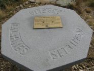 Il pietrone inciso che sormonta la torretta in pietra della cima