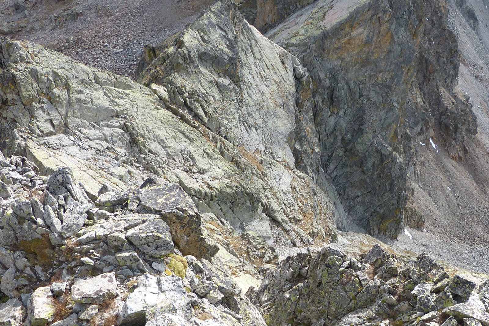 dai poco sotto la vetta uno sguardo al percorso