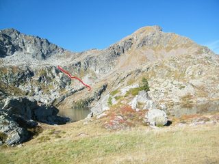 Il Corno dal Lago. In rosso il percorso del canalino.