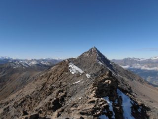 03 - la cresta che separa la Punta S.Michele dalla Cresta S.Michele, sullo sfondo il Pierre Menue