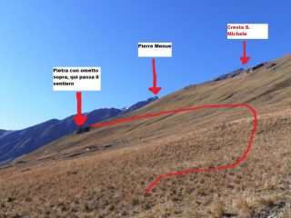 04 - poco sotto il pannello indicatore, ci si allontana dal sentiero per il colle d'Etiache per raggiungere la traccia che prosegue verso la Crsta S.Michele