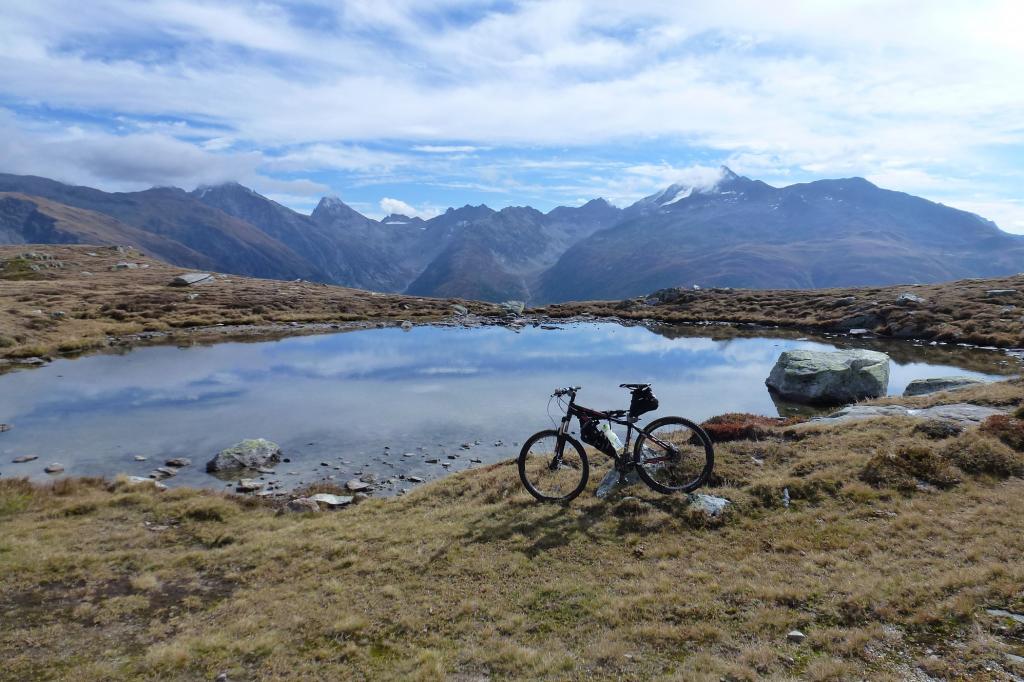uno dei numerosi laghi alpini m.2200 circa