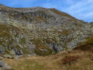 A sx l'Alpe Krecht, a dx il colle del Lupo, visti da poco sopra il rudere di baita