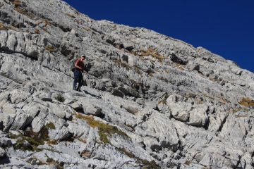 Enrico sale nel vallone sospeso, superando una facile placconata (6-10-2012)