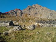 il Monte Rosso dall'Alpe Saulera. In rosso la variante per il colle sul costone est