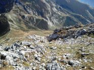 si vede il canale di discesa e il Passo in fondo