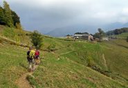 Alpe Freste,dritti si scende per la strada,a destra si scende per il sentiero