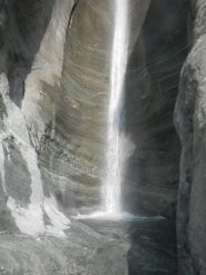 pozza sospesa, ha ispirato leggende locali