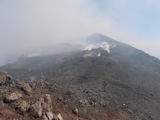 17 - sul ciglio dell'inferno, rocce che fanno risalire fumi sulfurei