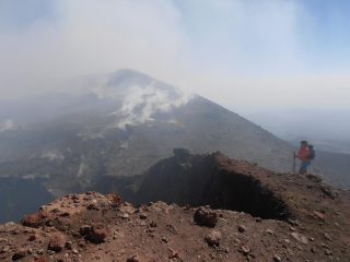 02 - sul bordo dei crateri sommitali tra le nubi sulfuree