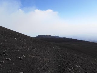 23 - scenario ricoperto da sabbia nera dai crateri sommitali verso i crateri del 2002