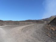 04 - alla partenza dal rifugio Sapienza si risale lungo le nerissime piste da sci