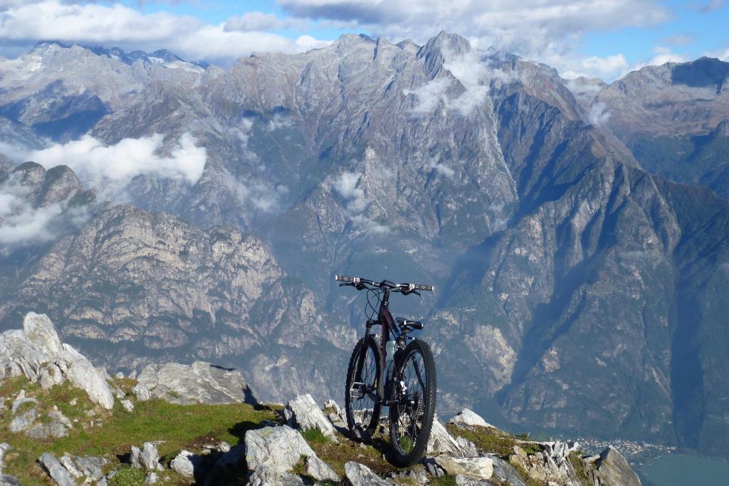 Verso Le piramidi di Sasso Manduino , Ligoncio e Cengalo e Badile nelle nubi