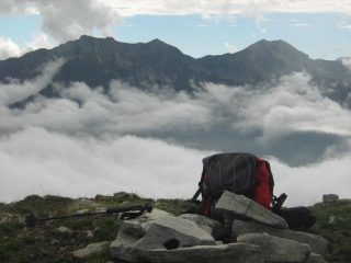 Dalla Loccia, il mio zaino...con sullo sfondo Il pizzo Ragno, Nona e il Monte Togano 