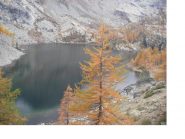 Immagine ravvicinata del Lago Cornuto nella sua veste autunnale..