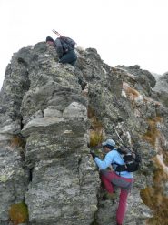Si arrampica sulla facile cresta O-NO