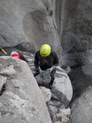 nova sosta con fix e cavallotto alle spalle in basso la vecchia catena