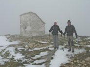 la cima con il piccolo ma confortevole bivacco