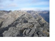La Rocca di Miglia e a dx i Seru' visti dalla Rocca di Thures..
