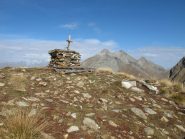 Croce di vetta, a dx le Dame di Challant e il Monte Voghel