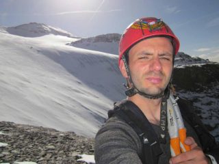 all'uscita dalla via