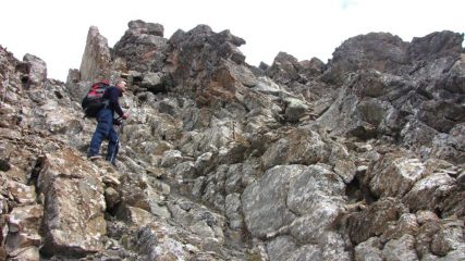 Enrico sale un ripido canalino roccioso dopo la Basse de Charbonnière (20-10-2012)